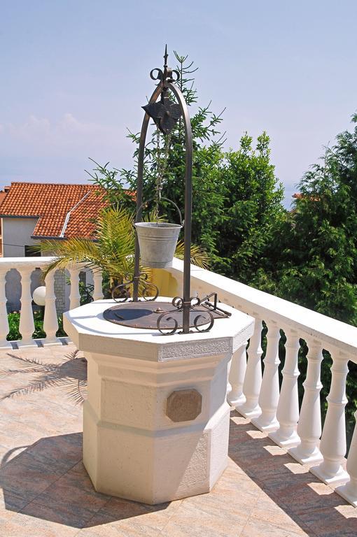 Apartments Petricic With Swimming Pool Icici Bagian luar foto