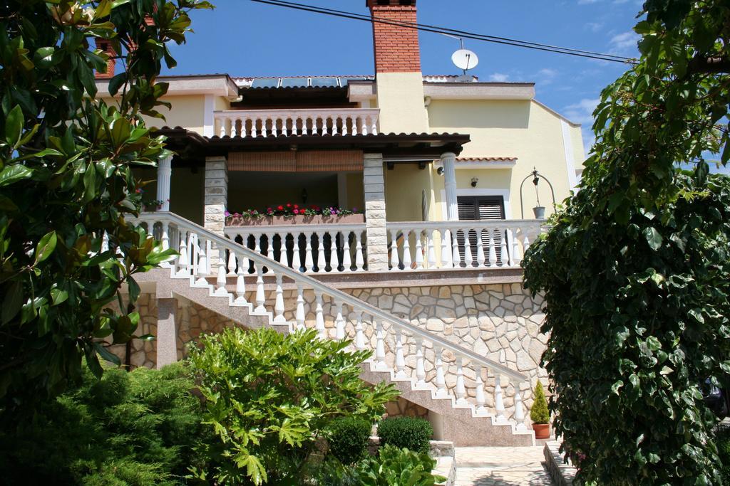 Apartments Petricic With Swimming Pool Icici Bagian luar foto